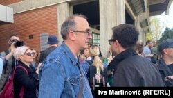 Novinar i profesor Dinko Gruhonjić na protestu ispred Filozofskog fakulteta u Novom Sadu, 29. marta 2024.