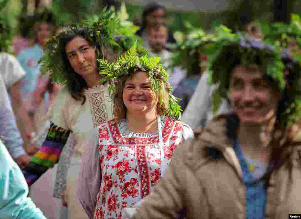 Ljudi prisustvuju festivalu Ivana Kupale, koji obilježava dan ljetnog solsticija, u Lenjingradskoj oblasti, Rusija, 20. juna 2024.&nbsp;