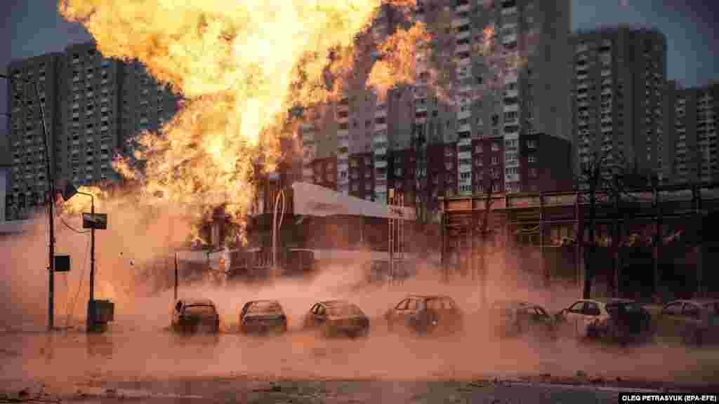Auta i kuća gore nakon raketnog udara Rusa na ukrajinski glavni grad Kijev.