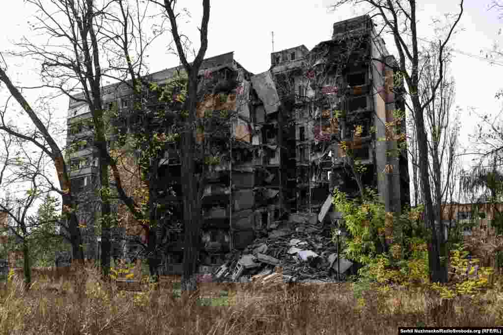 Цілі під&#39;їзди багатоповерхівок перетворилися у купу бетону, склалися до фундаменту. Біля цих майже зруйнованих будинків неможливо пройти, настільки все навколо захаращене уламками