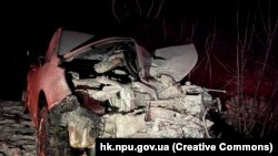 За даними поліції, один постраждалий загинув на місці аварії, другий, не приходячи до тями, помер у лікарні через кілька днів після аварії