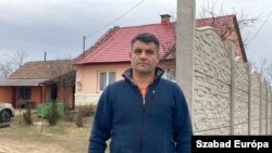 Kóka József a háza előtt