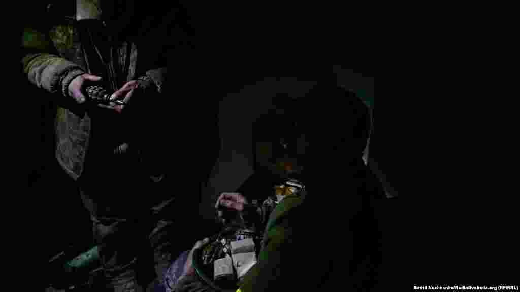 Soldați ucraineni își refac proviziile de gloanțe și grenade de mână, pregătindu-se pentru confruntarea cu trupele ruse. Sîrski a adăugat: &bdquo;Ultimele câteva zile au arătat că putem avansa și distruge inamicul, chiar și în condiții atât de dificile. Luptăm cu mai puține resurse decât inamicul. În același timp, suntem capabili să îi distrugem planurile&quot;.