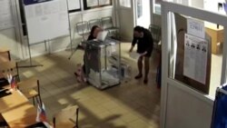 Putyin elnökválasztási győzelmének titka: szavazólapokkal tömködték ki az urnákat, miközben egy őr hesszelt