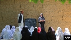 nastava na otvorenom za djevojčice u distriktu Nangarhar, maj 2023. 