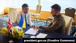 Президент України Володимир Зеленський і прем’єр-міністр Великої Британії Ріші Сунак (ліворуч) під час зустрічі в кулуарах саміту «Групи семи». Хіросіма, Японія, 20 травня 2023 року