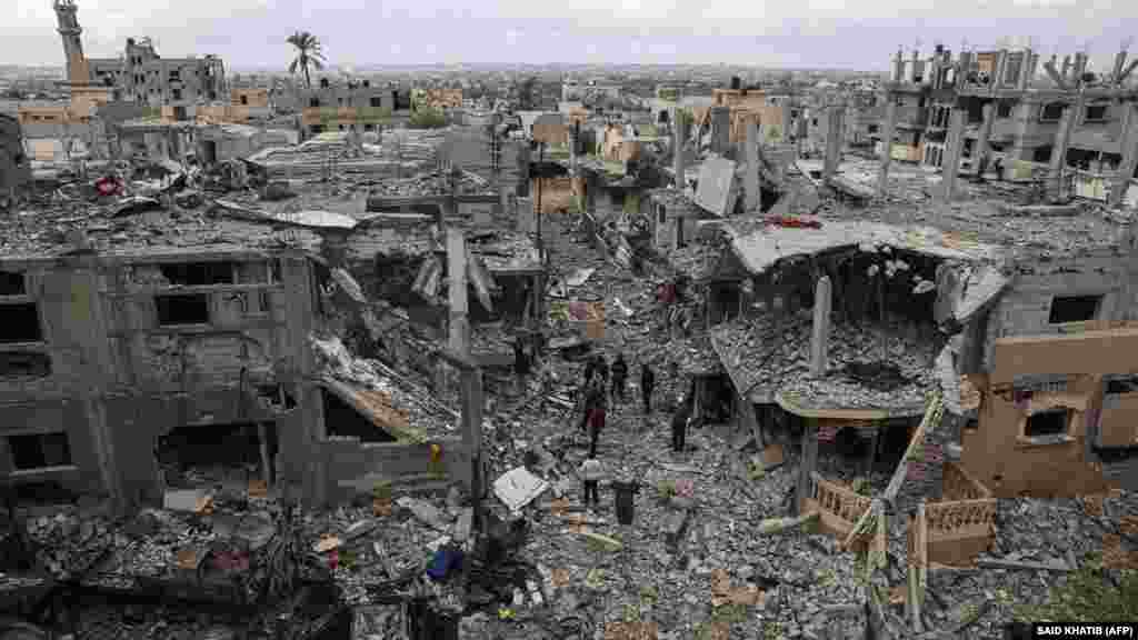 Lerombolt otthonukhoz visszatérő palesztinok Kúza településen 2023. november 27-én, a harcok fegyverszünetében.&nbsp;&bdquo;Felfedeztem, hogy a házam teljesen elpusztult. Huszonhét évembe telt, hogy felépítsem, és minden odalett &ndash; mondta el az egyik hazatérő gázai. &ndash; Két napig nem tudtam enni, aztán azt mondtam magamnak, hogy tovább kell élnem&rdquo; &ndash; tette hozzá