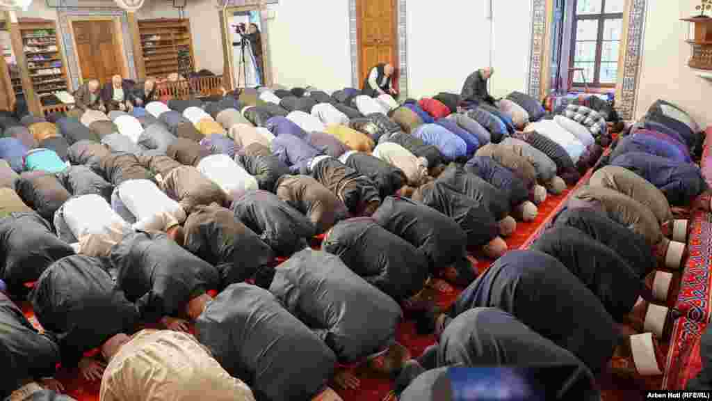 Në Kosovë, ceremonia kryesore e faljes së Bajramit u mbajt në Xhaminë e Madhe në Prishtinë.