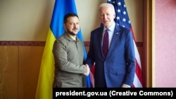 Ukrajinski predsjednik Volodimir Zelenski i američki predsjednik Joe Biden tokom samita lidera G7 u Hirošimi, Japan, maj 2023.