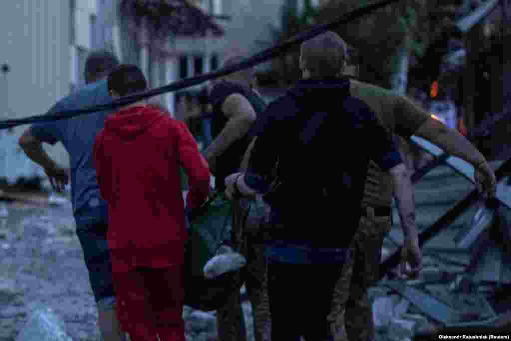 Volonteri nose povrijeđenu osobu.