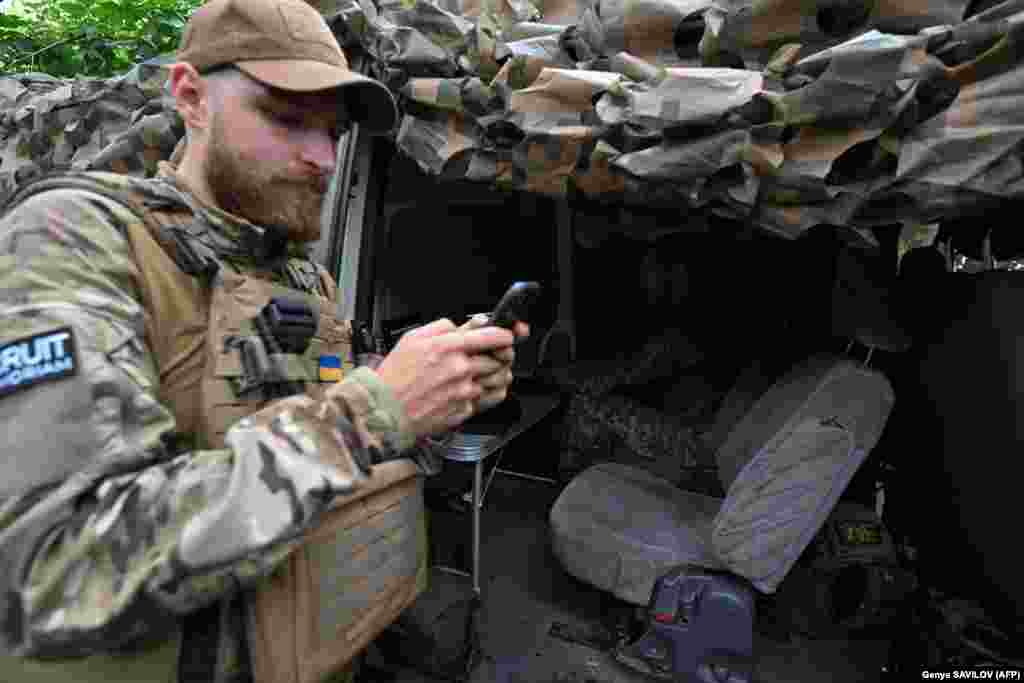 Ukrán katonák egy Leleka felderítődrónt irányítanak egy Donyecki területi állásban 2023. június 27-én.&nbsp;Ezek a drónok videófelvételeket közvetítenek a célpontokról és a tüzérségi találatokról. Magasabbra is képesek repülni, de általában ezer méteren használják a képminőség miatt &nbsp;