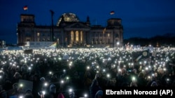 Protest protiv krajnje desnice ispred zgrade Rajhstaga u Berlinu, 21. januar 2024.