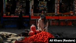 Avganistanski trgovac stoji na ulici u Kabulu, Avganistan, 3. septembra 2023.