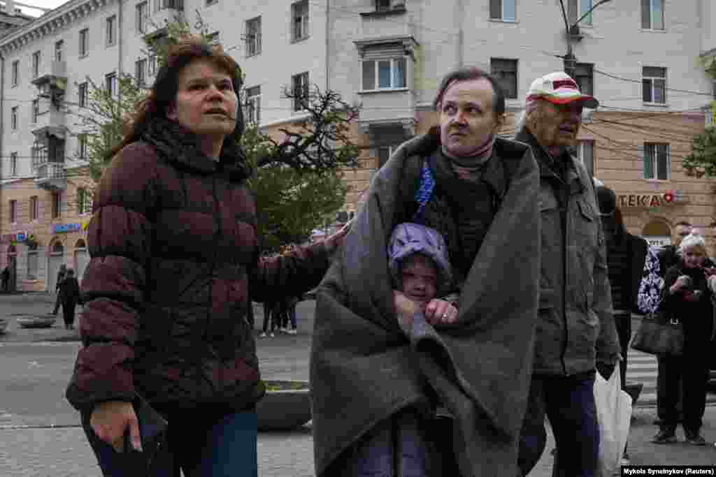 Мешканці будинку, що був пошкоджений внаслідок російського ракетного удару. Дніпро, 19 квітня 2024 року