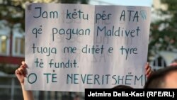 Një nga pankartat gjatë protestës në Tiranë. 