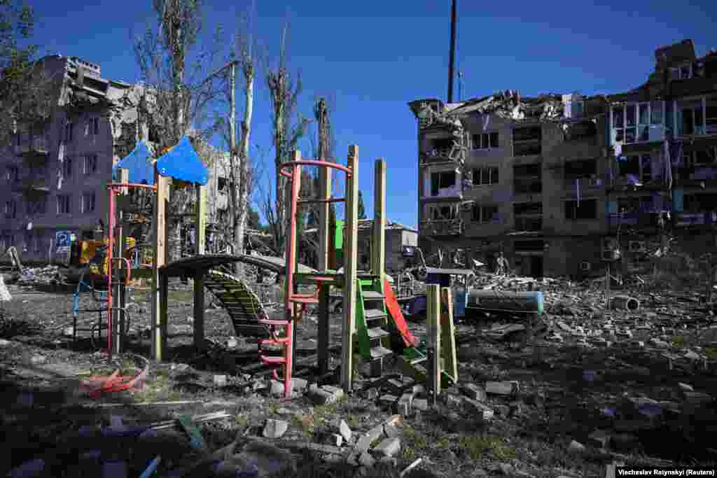 Un loc de joacă pentru copii a fost acoperit de moloz după atacul cu rachete. Pokrovsk se află la aproximativ 55 de kilometri nord-vest de orașul Donețk, controlat de separatiștii ruși, și la 50 de kilometri de linia frontului.