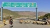 Motociklist vozi pored ovaca na novoizgrađenoj cesti u Haripuru, Pakistan, 22. decembra 2017. Pakistan je jedna od zemalja čiji je dug najviši prema Kini. 