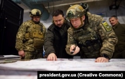 Президент Украины Владимир Зеленский (посередине) и генерал Александр Сырский на командном пункте защитников Купянска в Харьковской области, 30 ноября 2023 года