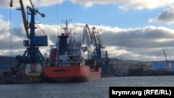 Судно-зерновоз у порту, фото ілюстративне