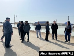 Күлсарылыктар үйлөрүн көрүп чыккылары келет, бирок аларга кайык жана суудан коргоочу кийим керек.