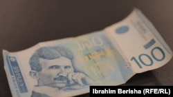 Një kartëmonedhë prej 100 dinarësh serbë. Fotografi ilustruese.