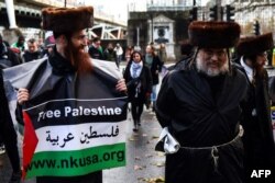 Članovi ultraortodoksne židovske zajednice u Londonu sudjelovali su u maršu, pozivajući na potpuni prekid borbe u Gazi, 9. decembra 2023.