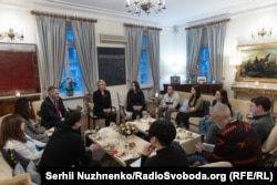 Бріджит Брінк, посол США (посередині) під час спілкування з журналістами. Київ, 20 лютого 2024 року