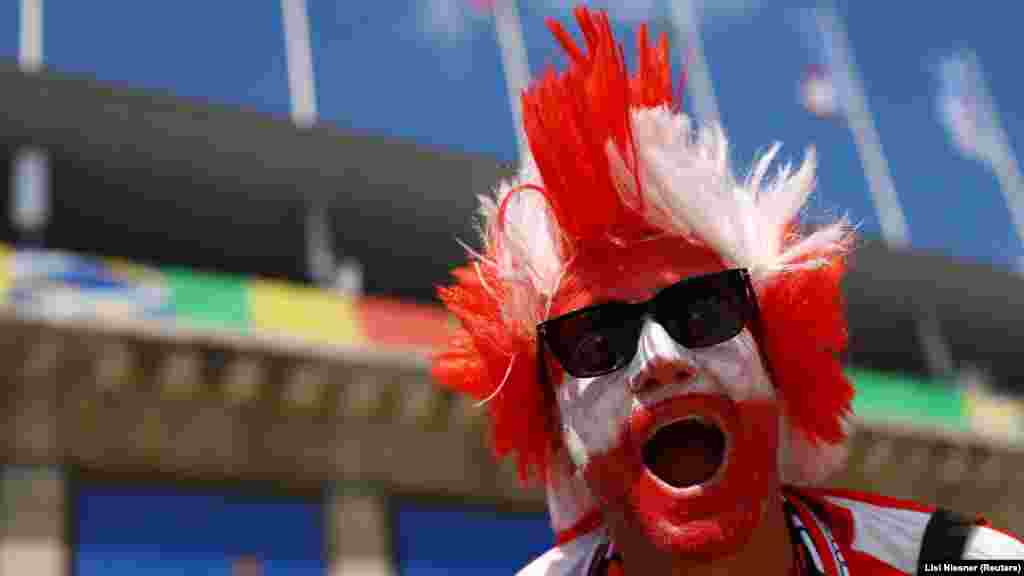 Болельщик Нидерландов поёт перед матчем группы D против Австрии возле стадиона в Берлине, 25 июня. Австрия заняла первое место в группе после победы над Нидерландами со счётом 3:2 &nbsp;