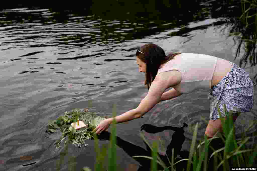Prema tradiciji, plutajuće cvijeće puštaju mlade žene, koje pokušavaju uvidjeti budućnost svojih ljubavnih veza na temelju načina na koji cvijeće pluta.