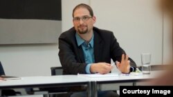 Daniel Bochsler, profesor Fakulteta političkih nauka u Beogradu i vanredni profesor za studije nacionalizma i političke nauke pri Centralnoevropskom univerzitetu u Beču 