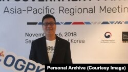 ვუ მინ ჰსუანი, იგივე ტიტიკეტი OGP-ის სამიტზე კორეაში. ფოტო პირადი არქივიდან