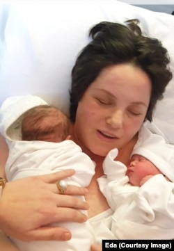 Edlira Mara duke mbajtur në përqafim dy vajzat e veta pas lindjes.
