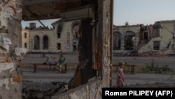 Ілюстраційне фото. Жителі Костянтинівки серед зруйнованих обстрілами будівель, червень 2024 року