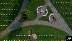 Pogled iz vazduha na Memorijalni centar Srebrenica-Potočari i novoiskopane grobnice, 10. jula 2023.