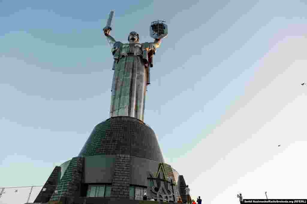 5 серпня працівники почали встановлювати герб України на монумент &laquo;Батьківщина-мати&raquo;. Тризуб підняли до першого рівня &ndash; на 24 метри. Вранці 6 серпня роботи продовжили