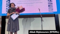 "Азаттыктын" кабарчысы Элеонора Бейшенбек кызы Уланбек Эгизбаев атындагы сыйлыкты алган учуру. 12-февраль, 2024-жыл.