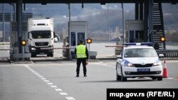 Aleksandar Vulin, potpredsednik Vlade i nekadašnji direktor Bezbednosno-informativne agencije (BIA), izjavio je krajem avgusta ove godine se da je za vreme šefovanja tajnom službom lično pravio spiskove onih koje je smatrao nepodobnim da uđu u Srbiju.