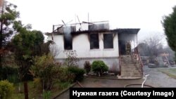 Из-за низкого напряжения в сети, бесконечных включений и выключений света, сгорел еще один дом в селе Адзюбжа