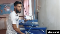 Кыргызстанда тигүү цехинде иштеп жаткан мигрант. Архив.