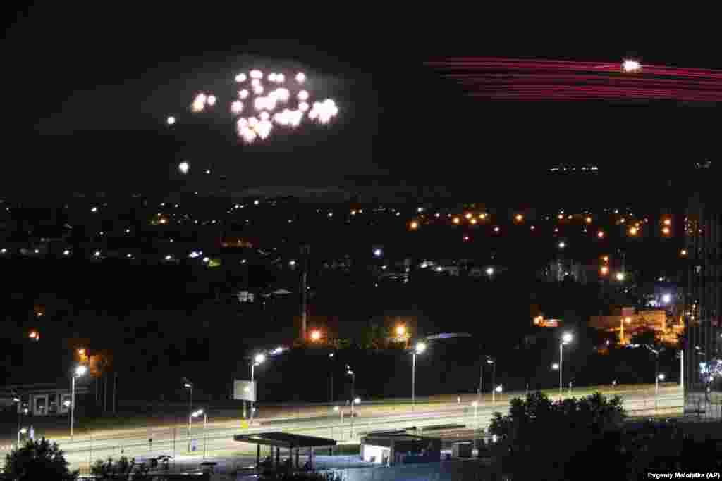 Ukrajinska protivvazdušna odbrana puca na dronove iranske proizvodnje tokom ruskog napada na Kijev 30. maja. Rusija je pokrenula novi talas napad dronovima, pri čemu je ubijena najmanje jedna osoba, a nekoliko ranjeno, saopštile su ukrajinske vlasti. Dodali su da je protivvazdušna odbrana oborila većinu dronova.&nbsp;