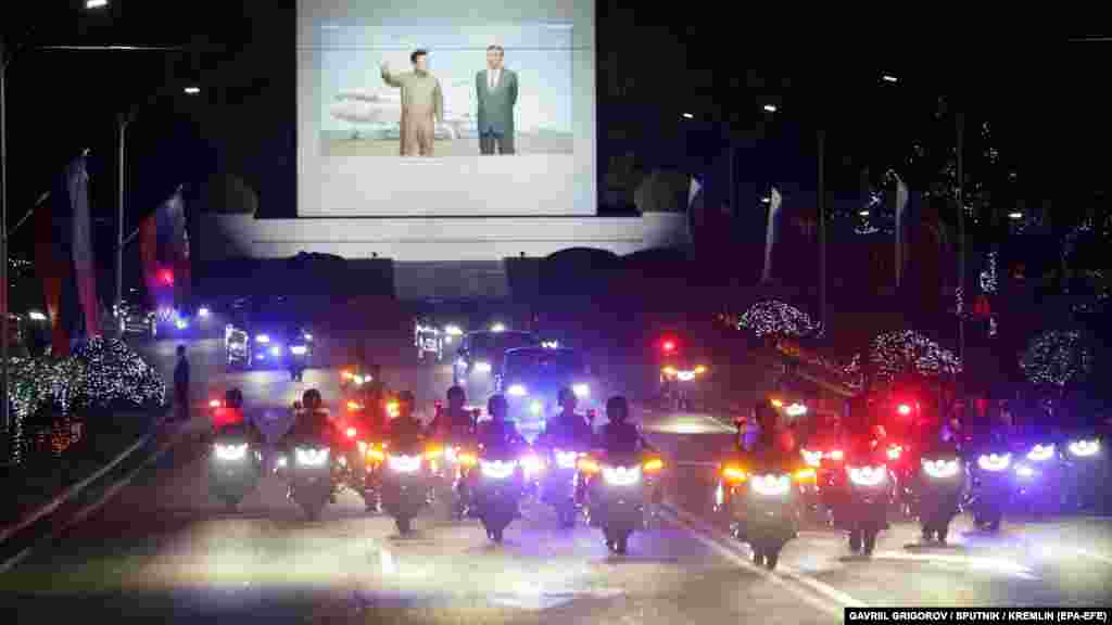 Közös limuzinkonvoj az orosz zászlókkal és Putyin képeivel díszített&nbsp;fővárosban.&nbsp;A világ egyik legelszigeteltebb és Ázsia egyik legszegényebb országa a megszokott&nbsp;pompával fogadta&nbsp;Putyint, aki huszonnégy év után először látogatott Észak-Koreába