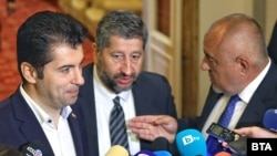 Съпредседателите на ПП-ДБ Кирил Петков и Христо Иванов и лидерът на ГЕРБ Бойко Борисов