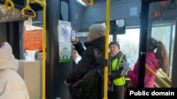 Бишкектеги автобуста. Иллюстрациялык сүрөт.