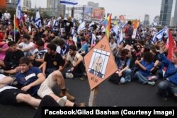 Pancarta care îl reprezintă pe Benjamin Netanyahu după gratii amintește de pancartele imaginate de tinerii din #Rezist în iarna lui 2017 când românii au ieșit să apere independența justiției și democrația