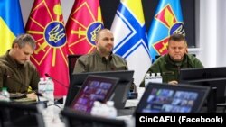 Головнокомандувач ЗСУ Валерій Залужний (праворуч) і міністр оборони Рустам Умєров (посередині) під час віртуального засідання Контактної групи з оборони України у форматі «Рамштайн». Київ, 22 листопада 2023 року 