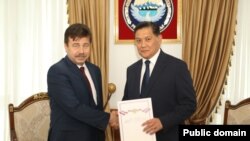 Орусиянын элчиси Сергей Вакунов (солдо) жана Кыргызстандын тышкы иштер министринин 1-орун басары Асеин Исаев. Бишкек. 5-июль, 2024-жыл