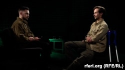 Кореспондент Радіо Свобода Тарас Левченко (ліворуч) та військовослужбовець бригади «Азов» НГУ Лев Пашко під час запису інтерв'ю, 2023 рік