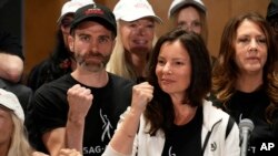 Президентът на SAG-AFTRA Фран Дрешър (в средата), Бен Уайтхър (вляво) и Джоли Фишър на пресконференция, на която обявиха стачката, 13 юли 2023 г., Лос Анджелис. 