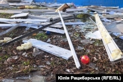 Біля будівлі пологового