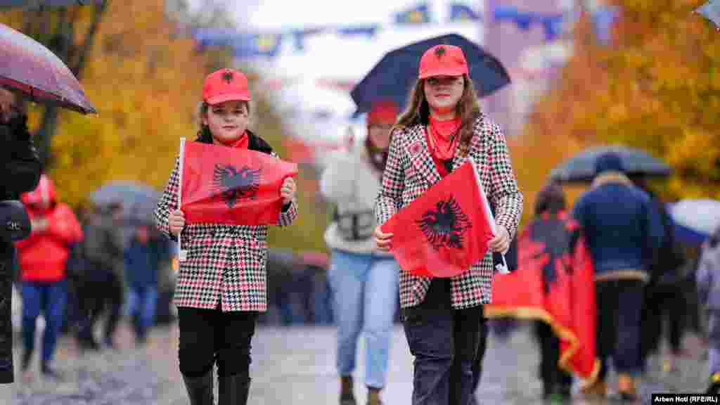 Fëmijët festonin shesheve të Prishtinës me flamurin e Shqipërisë.